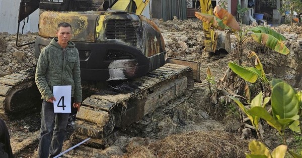 Mâu thuẫn trong làm ăn, người đàn ông mang xăng đốt máy xúc