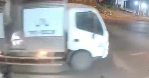 Camera hé lộ cảnh phẫn nộ xe tải cố tình cán người tử vong rồi tháo chạy ở Đắk Lắk