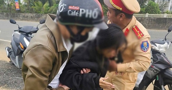 CSGT dùng xe chuyên dụng đưa nữ sinh co giật đi cấp cứu