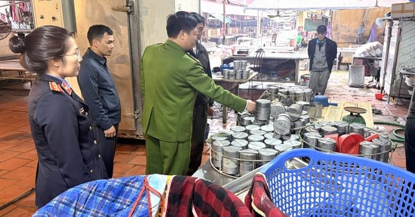 Hai mẹ con sản xuất giò chả, xúc xích số lượng lớn chứa hàn the