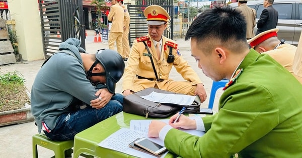 Bắt tài xế lái xe không biển số, có hành vi chống đối tại chốt kiểm tra nồng độ cồn