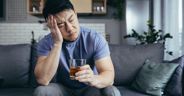 Có nên cho người say rượu ăn uống không?