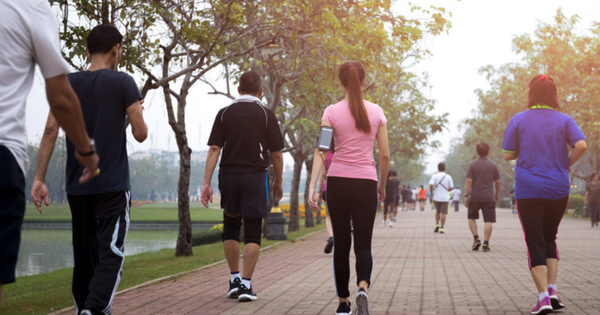 Đi bộ đầu xuân – Cách đơn giản giảm trạng thái trì trệ sau Tết