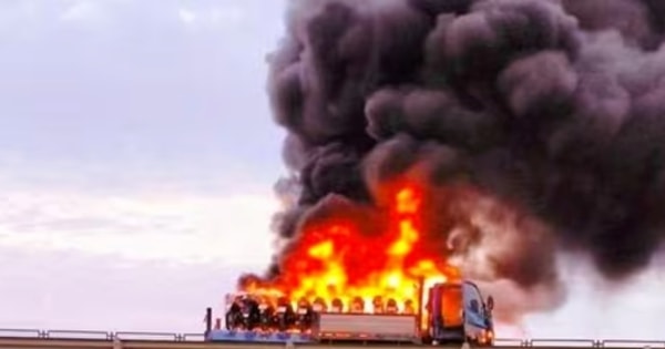 Ô tô tải chở xe máy bất ngờ bốc cháy dữ dội trên cao tốc Bắc - Nam