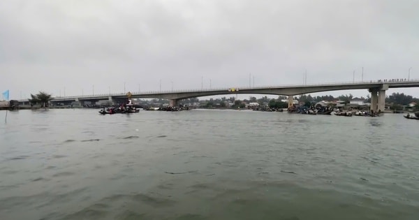 Hai mẹ con tử vong do lật thuyền, dừng giải đua ghe ở Huế