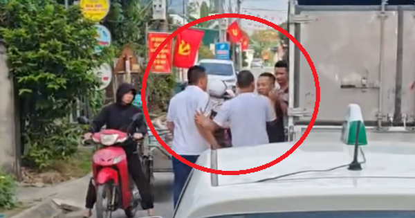 Nhường đường cho ô tô đi, tài xế xe tải bất ngờ bị 3 thanh niên lao vào đánh