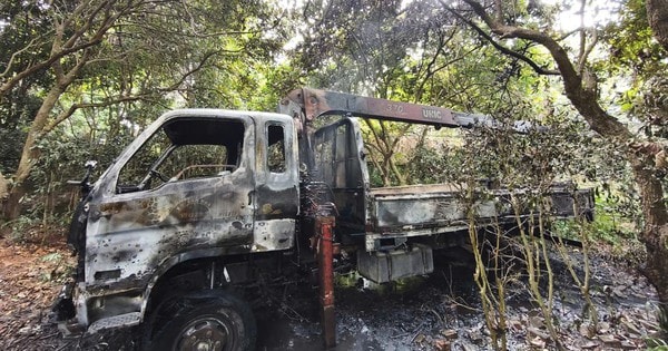 Cháy xe tải gắn cẩu tại Hòa Lạc, 1 người tử vong nghi do vướng dây điện