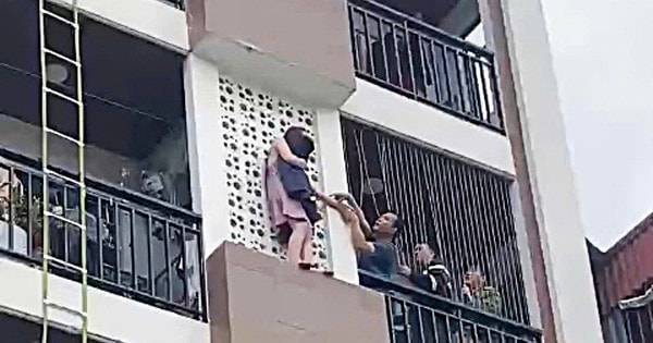 Kịp thời giải cứu cô gái trèo ra ngoài nhà cao tầng ở Tây Hồ