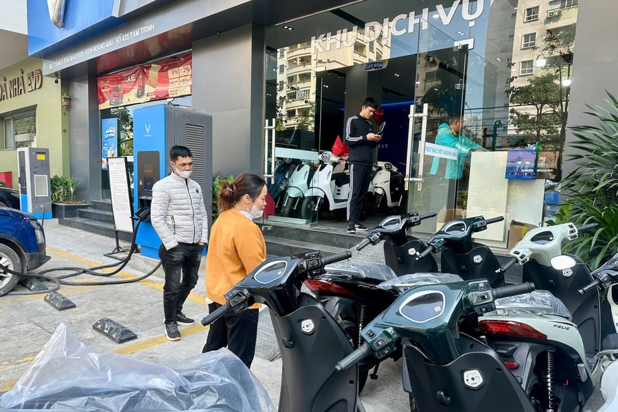 Xăng tăng giá, xe máy điện 'cháy hàng'