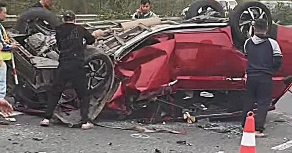 Ô tô 'ngửa bụng' trên cao tốc sau va chạm với xe đầu kéo, lái xe 'lóp ngóp' bò ra ngoài