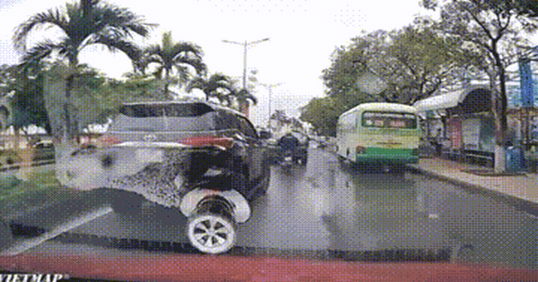 CSGT Quảng Trị xác minh video ô tô dừng giữa đường cản trở giao thông