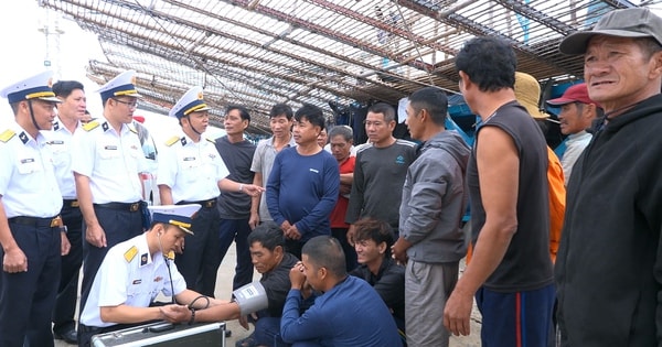 Tàu Hải quân đưa 36 ngư dân Quảng Ngãi gặp nạn trên biển vào bờ an toàn