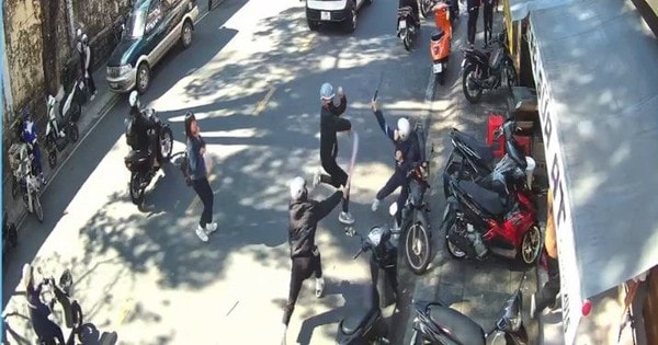 Nhóm học sinh 'truy sát' nhau trước cổng trường