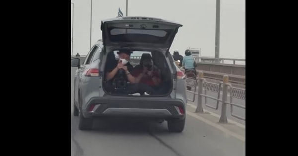 Mở cốp ô tô khi xe đang chạy trên cầu Nhật Tân, tài xế bị xử phạt