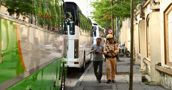 Xe khách 'chờ giờ' vào phố, dừng đỗ tràn lan bị CSGT Hà Nội xử lý