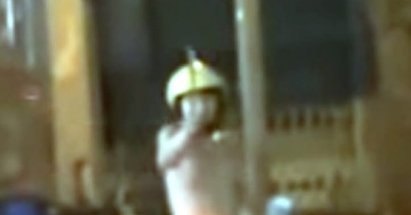 Nam thanh niên cởi trần cầm 2 con dao đe dọa người đi đường