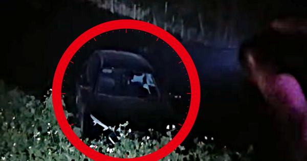 Hà Nội: Ô tô bị tàu hỏa tông văng xuống mương, tài xế may mắn thoát nạn