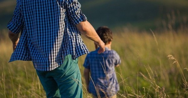 Những rủi ro khó ngờ khi phụ huynh đăng ảnh con lên mạng