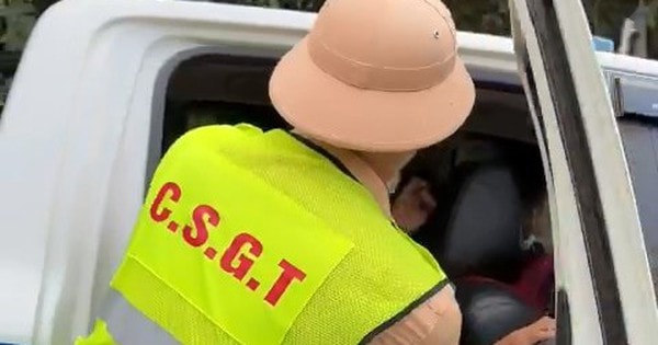 CSGT dùng xe chuyên dụng đưa người bị nạn đi cấp cứu kịp thời