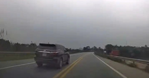 Phạt tài xế xe biển xanh vượt ẩu vào làn đường ngược chiều trên cao tốc