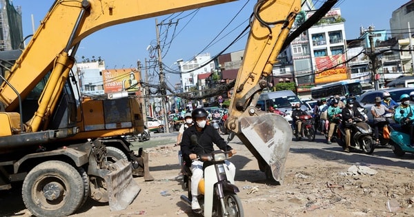 TPHCM: 15 phút, hơn 100 tài xế ‘leo’ xe máy lên vỉa hè