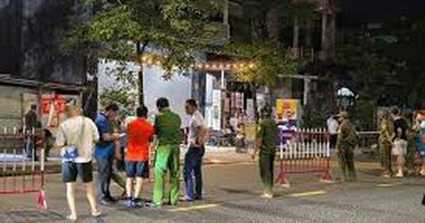 Hỗn chiến kinh hoàng trong quán nhậu, gã đàn ông rút dao đâm đối thủ tử vong rồi bỏ trốn