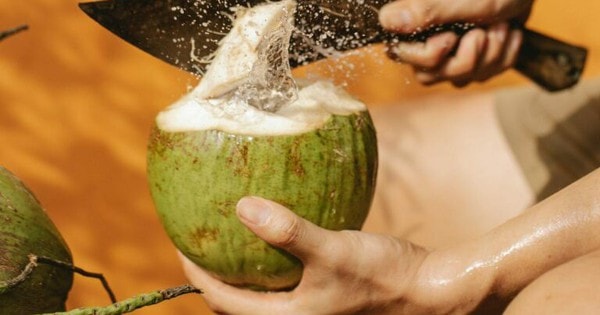 Thời điểm 'vàng' uống nước dừa làm đẹp da