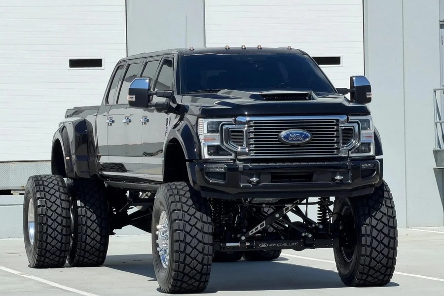 Cận cảnh 'quái thú' bán tải 11 chỗ ngồi, bình dầu đổ đầy hơn 700 lít