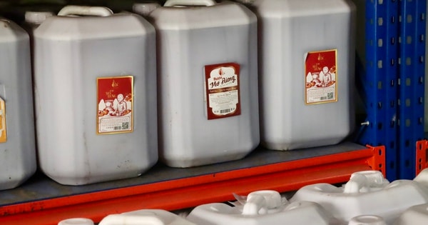 Phát hiện cơ sở chứa gần 9.000 lít rượu táo mèo, rượu mơ... đựng trong can nhựa, dán nhãn sơ sài