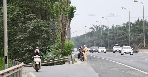 Xe máy 'tranh đường' với ô tô trên đại lộ Thăng Long bị phạt nặng, trừ điểm GPLX