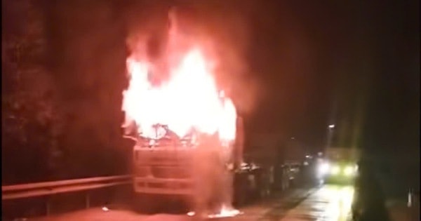 Xe đầu kéo biển số nước ngoài bốc cháy khi đang lưu thông