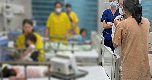 Bố mẹ hoảng loạn bế con 3 tuổi co giật cầu cứu, CSGT hành động kịp thời