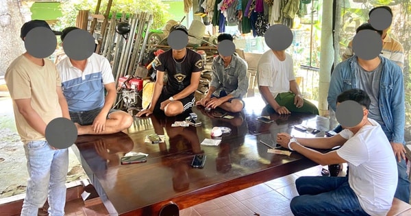 Phát hiện 8 người dùng vỏ hạt dưa đánh bạc