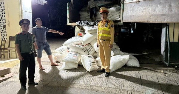 Xe tải chạy 'như bay' lúc đêm khuya, lộ 200 bao tải chứa chất lạ