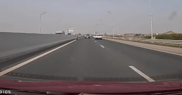 Thiếu nữ 2008 đi xe máy ngược chiều trên cao tốc dính 'combo' vi phạm