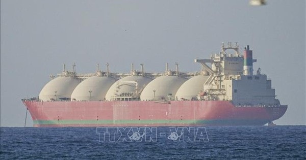 Giá dầu tăng vọt do lo ngại phong tỏa kéo dài tại eo biển Hormuz