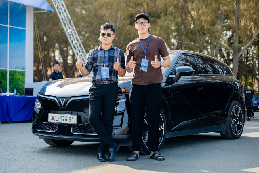 Nghỉ lễ, người dân TP.HCM 'đổ bộ' Cần Giờ trải nghiệm xe điện VinFast