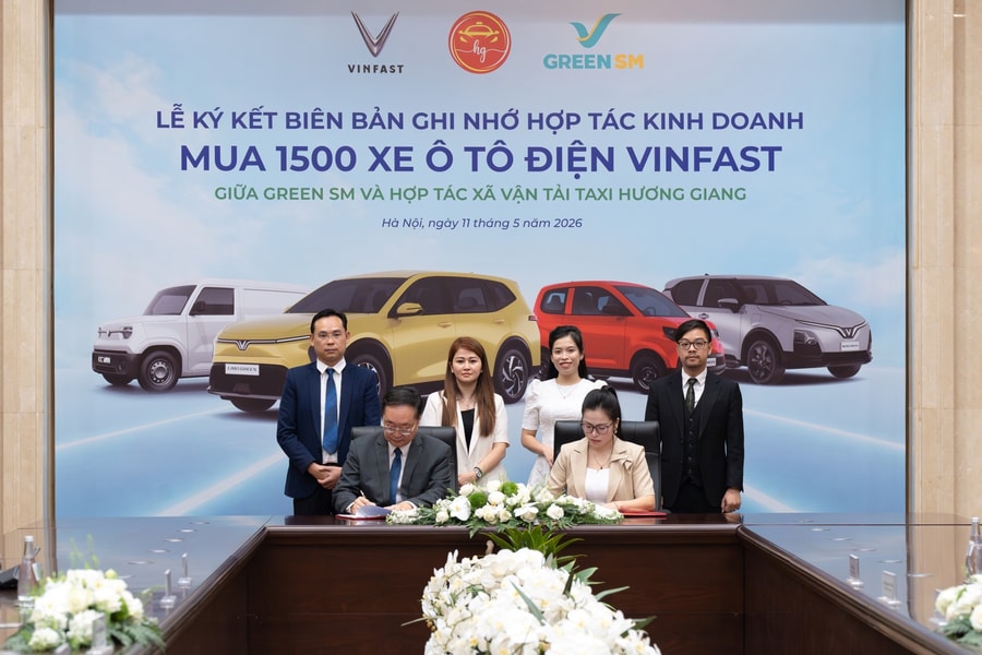 Taxi Hương Giang mua mới 1.500 ô tô điện VinFast, mở rộng hợp tác với Green SM