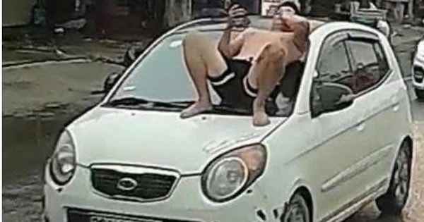 Bố vợ đòi lại xe ô tô, con rể nằm 'ăn vạ' trên nắp capo, hai bố con bị khởi tố