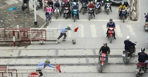 Quy định mới: Xe máy vượt tín hiệu đường sắt có thể bị phạt tới 6 triệu đồng