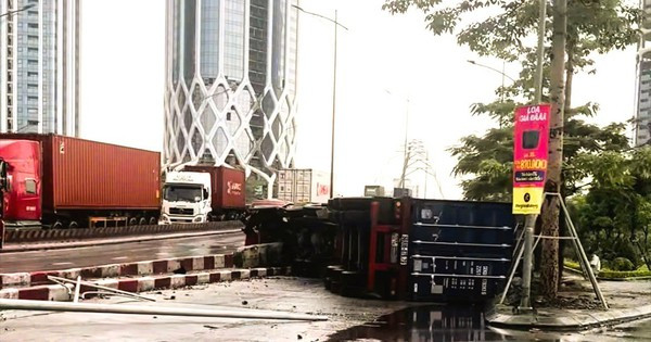 Hải Phòng: Xe container lật trên cầu vượt, giao thông ùn tắc kéo dài