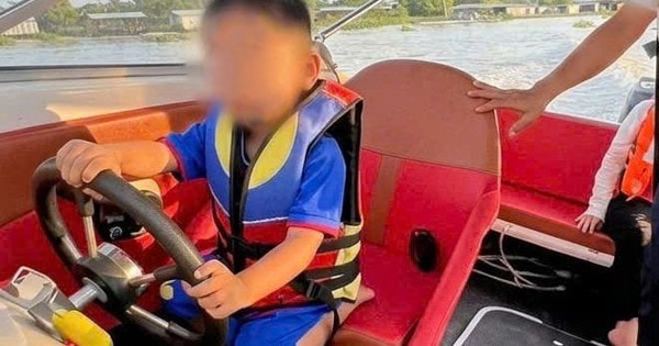 Bé trai 3 tuổi cầm lái ca nô trên sông, cha quay clip đăng mạng