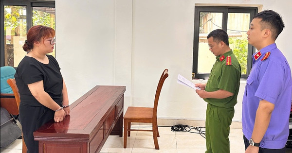 'Nữ quái' sinh năm 2002 mang dao vào quán trà sữa chém người