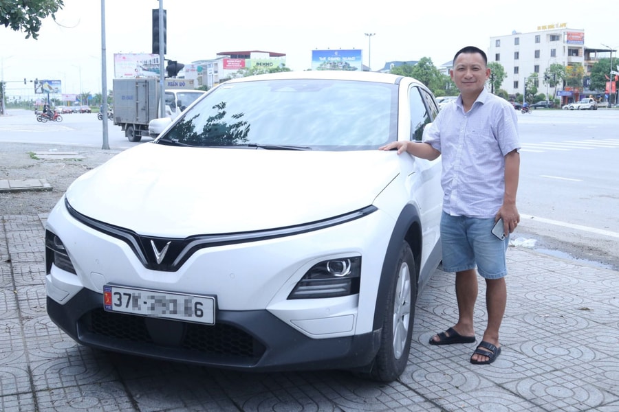 Chủ xe VF 6 tiết lộ lý do 'lớn gan' mua xe tặng vợ rồi 'chiếm' làm của riêng