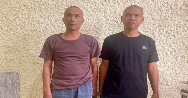 Nhét phong bì vào xe ô tô của công an để xin 'không khởi tố', hai đối tượng bắt vì đưa hối lộ