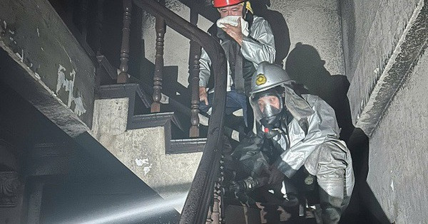 Cháy nhà dân lúc 4h sáng ở Hà Nội, cảnh sát lao vào giải cứu 2 người mắc kẹt