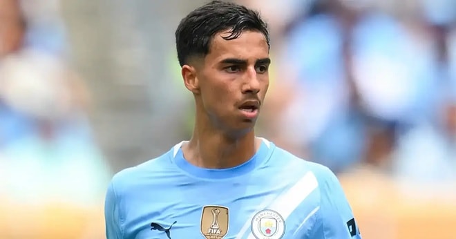 Manchester City giữ chân Vitor Reis trước sự chèo kéo từ Barcelona