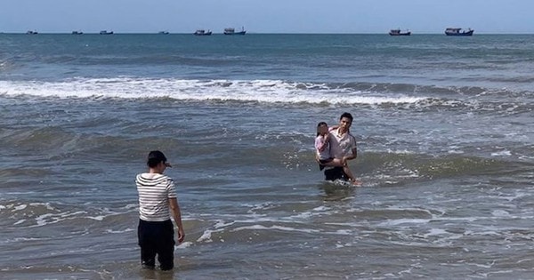 Nam sinh ở Quảng Trị lao ra biển cứu bé gái bị sóng cuốn