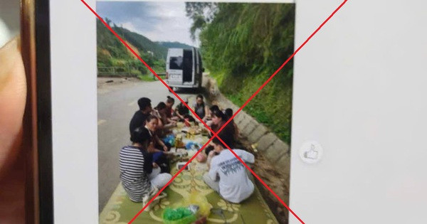 Du khách trải chiếu ngồi ăn uống dưới lòng đường tại khu vực thác Bản Giốc bị lập biên bản