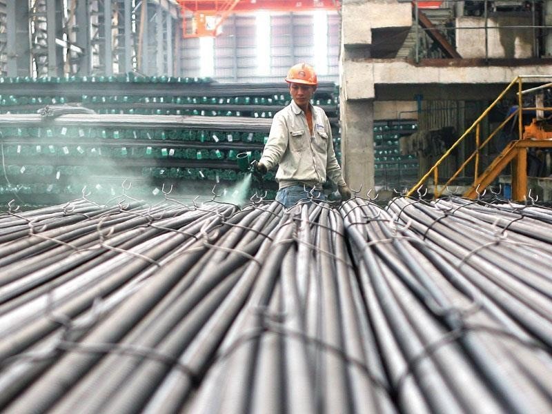 Giá quặng sắt xuống mức thấp nhất 12 tháng, thị trường thép chịu áp lực dư cung lớn